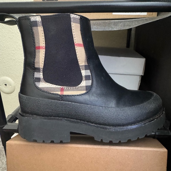 Pre loved kids Burberry Chelsea boots - Picture 5 of 8